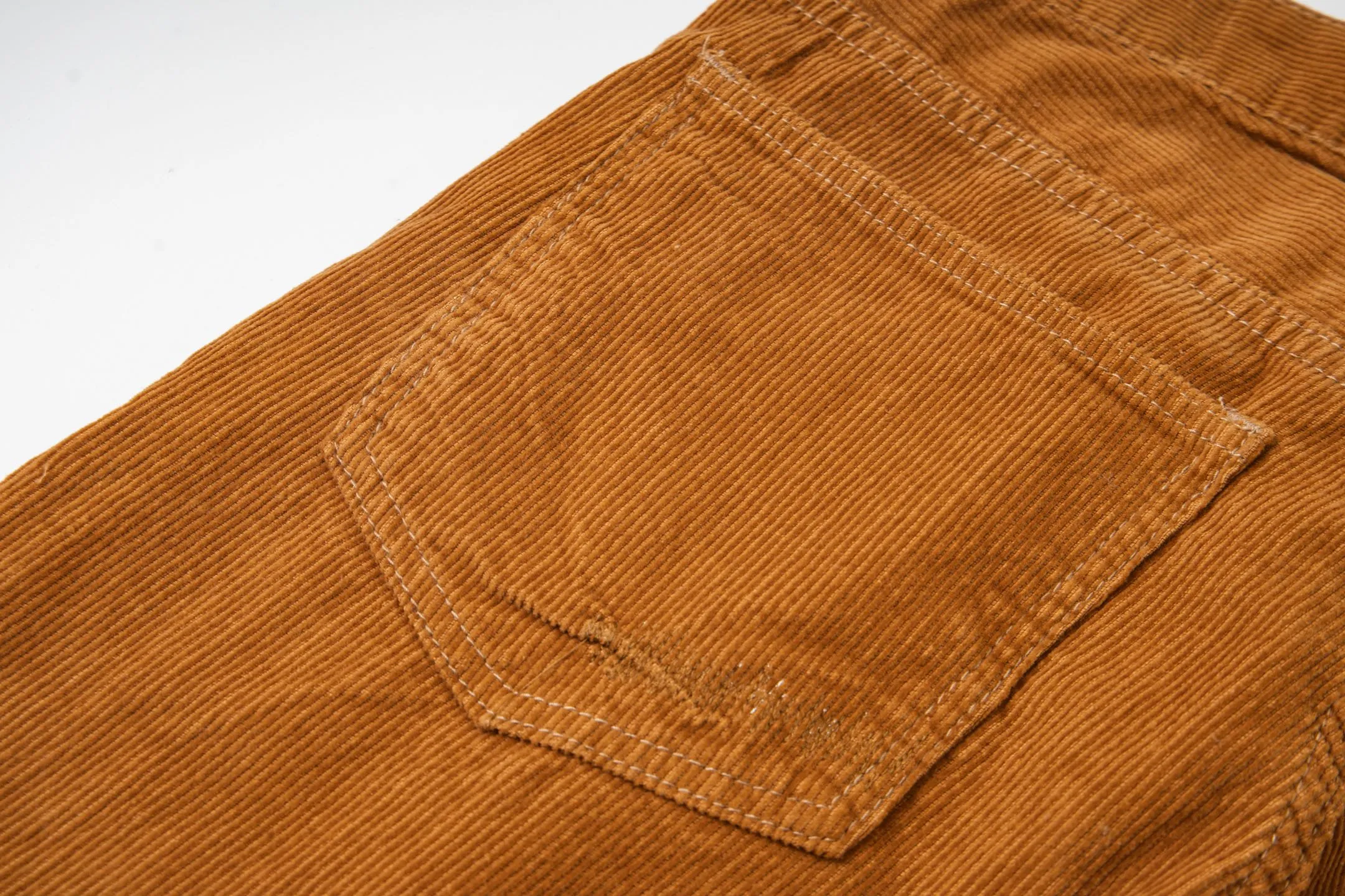 P240 Chrome Hearts Gallery 2025 corduroy spliced ​​multi-pocket couple bootcut jeans are a hot trend this season and are sought after by countless celebrities and fashionistas. The neat details of the cutting process add color to the playful fashion! The neat and meticulous design, and the well-fitting structure is unique. The upper body not only has outstanding recognition, but also looks younger and younger. A style with the ultimate wearing meaning and performance, gorgeous color matching, and the craftsmanship of this style is also extremely extraordinary. After the finished product is washed, it is disassembled and hand-made with sheepskin cross leather and then spliced ​​together to complete. The whole piece has too many craftsmanship to describe. It is decorated with patchwork cross flowers and high-waisted washed jeans! ! Absolutely high-end luxury product, a god-level single product, a super popular product, made by top heavy industry, a magic weapon that cannot be missed to hit the streets. Style number: 1847 Size: 28 30 32 34 36 Color: yellow